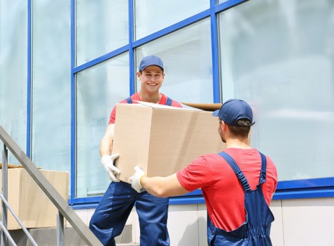 Man and van service helping with a home move in Roehampton